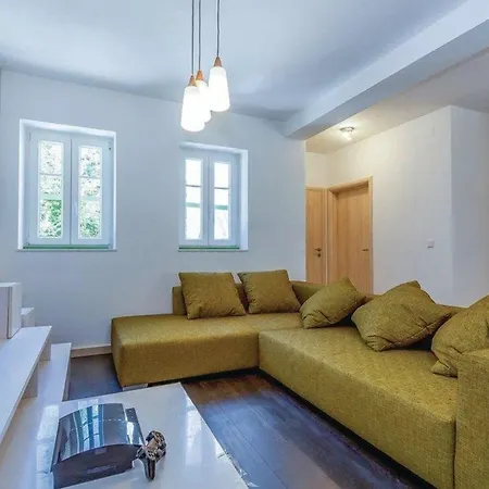 Geraeumige, Topmoderne Ferienvilla Mit Eigenem Pool Nyaraló *