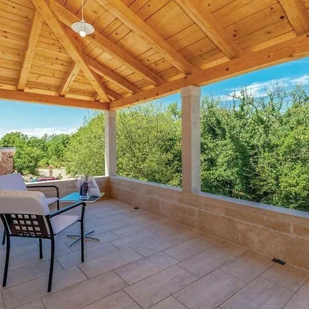 Geraeumige, Topmoderne Ferienvilla Mit Eigenem Pool 度假居 Rasopasno