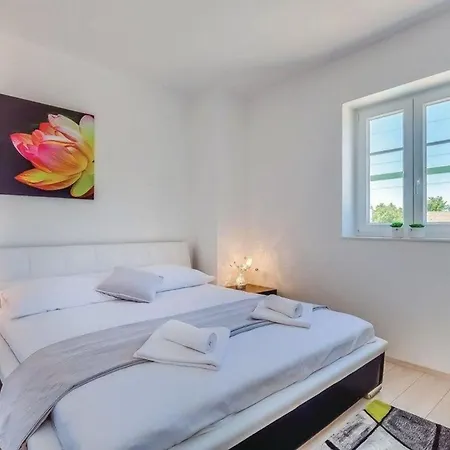 Geraeumige, Topmoderne Ferienvilla Mit Eigenem Pool Nyaraló