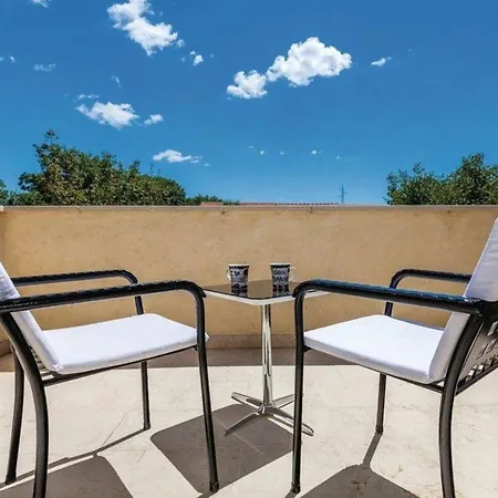 Geraeumige, Topmoderne Ferienvilla Mit Eigenem Pool Nyaraló *