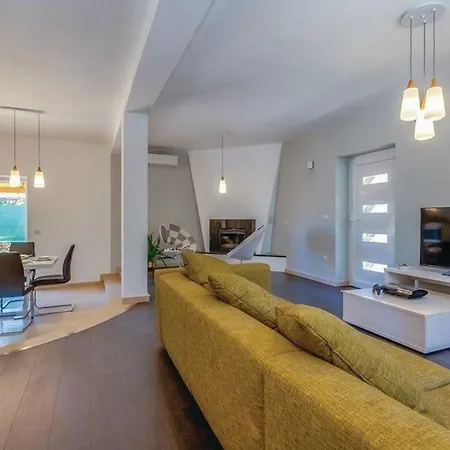 Nyaraló Geraeumige, Topmoderne Ferienvilla Mit Eigenem Pool