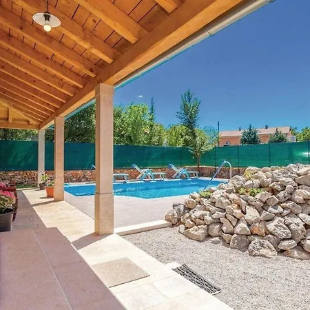 Geraeumige, Topmoderne Ferienvilla Mit Eigenem Pool