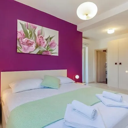 Geraeumige, Topmoderne Ferienvilla Mit Eigenem Pool *