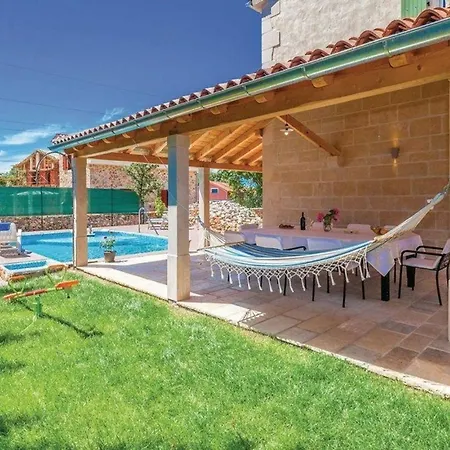 Geraeumige, Topmoderne Ferienvilla Mit Eigenem Pool Vikendica