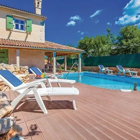 Σπίτι διακοπών Geraeumige, Topmoderne Ferienvilla Mit Eigenem Pool Rasopasno